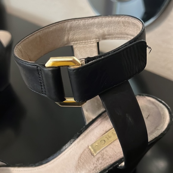 Black Wedge sandal on a faux snakeskin leather look. Ankle strap and gold clasp - Picture 9 of 12